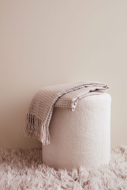 Lenox Jacquard-vevd pledd, lys beige fra Vinga of Sweden 