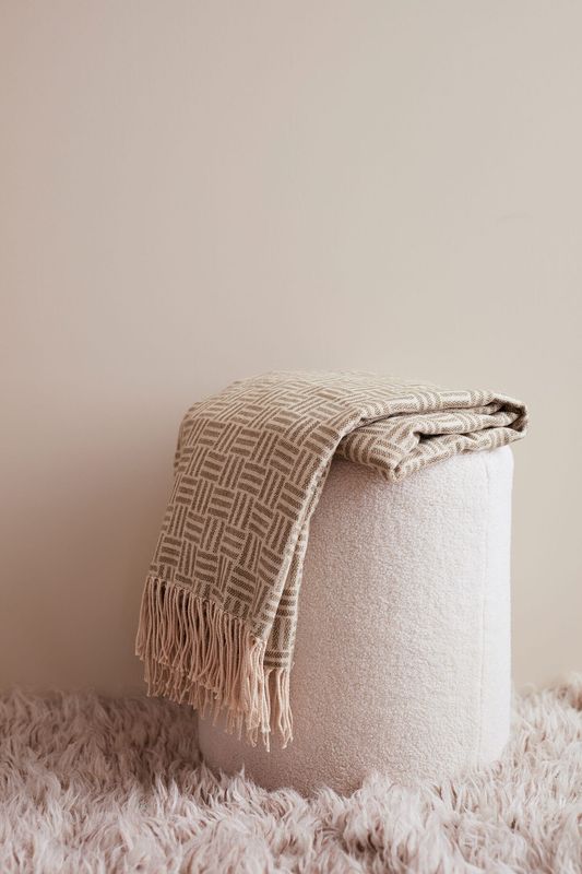 Lenox Jacquard-vevd pledd, beige fra Vinga of Sweden 