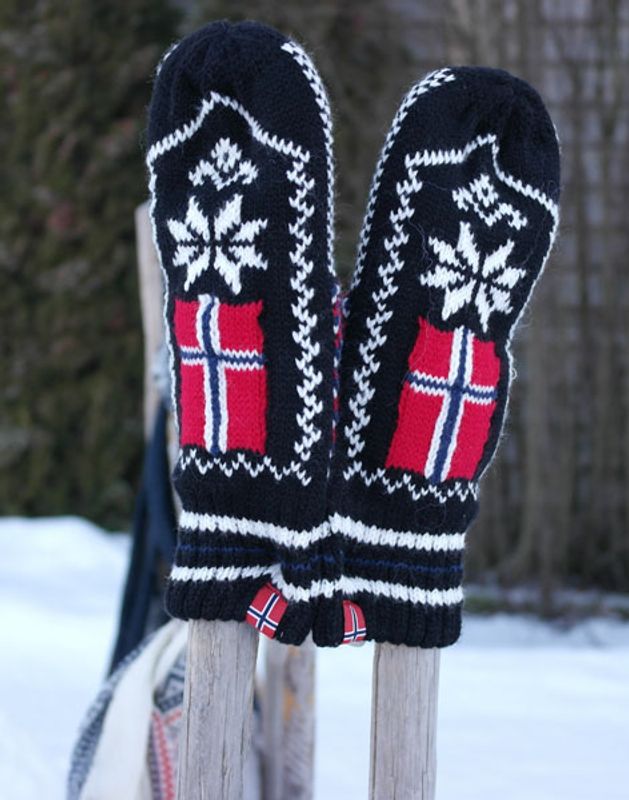 Strikkevott med stjernemønster og norskt flagg