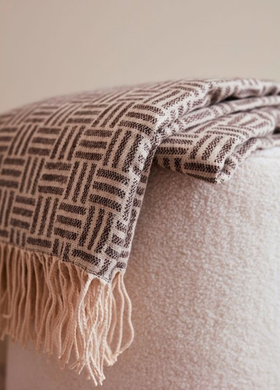 Lenox Jacquard-vevd pledd, mørk beige fra Vinga Of Sweden 