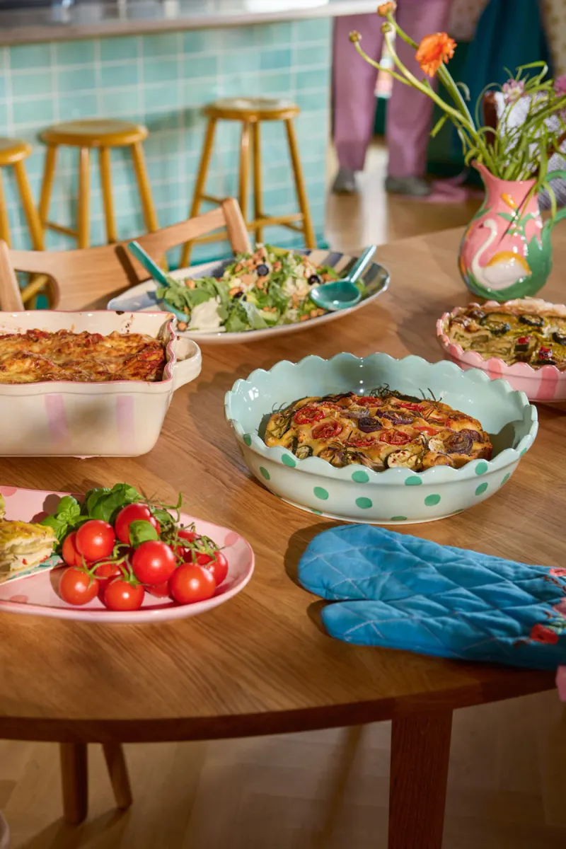 Rice DK serveringsfat i steintøy – rosa med prikker (40 cm)