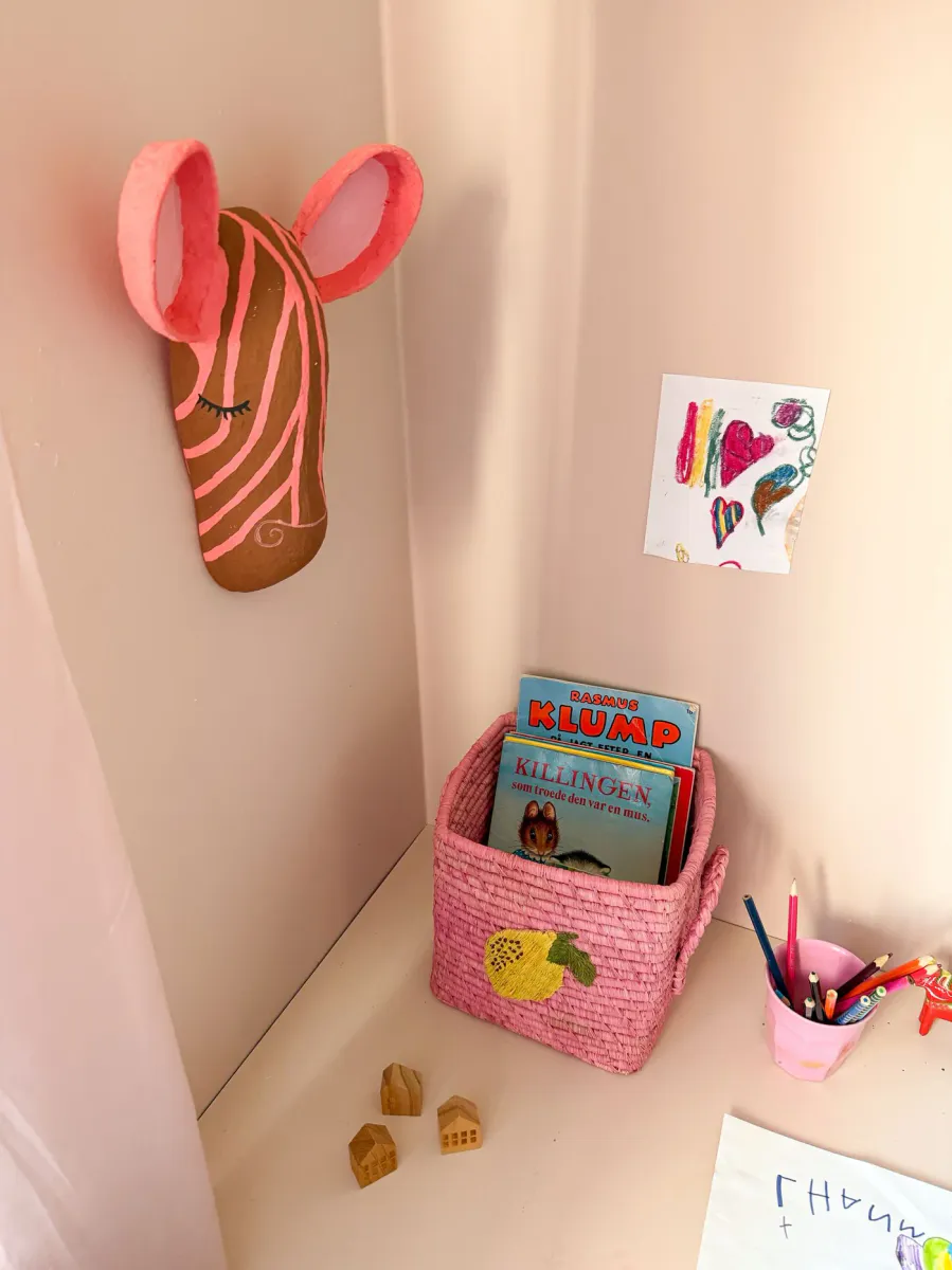 Nydelig rosa kurv med sitron – en ekte klassiker