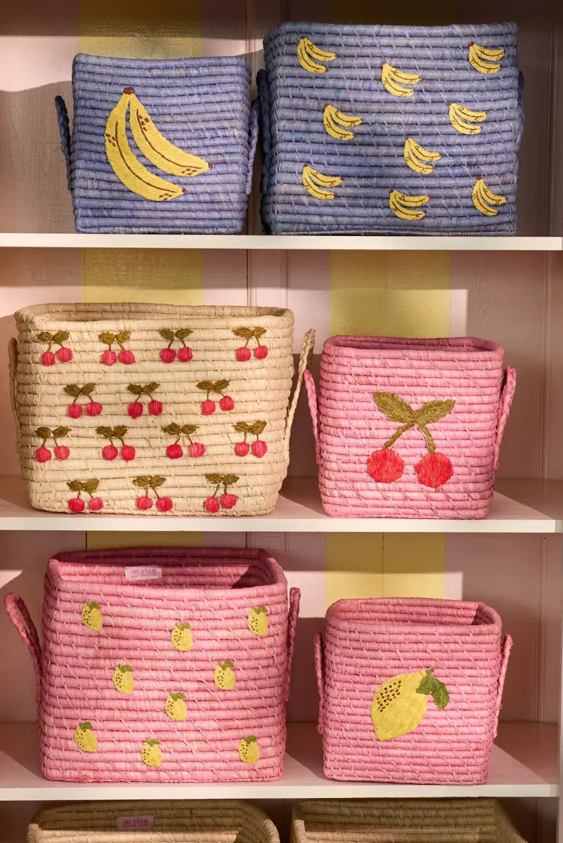 Morsom blå kurv med en stor banan 