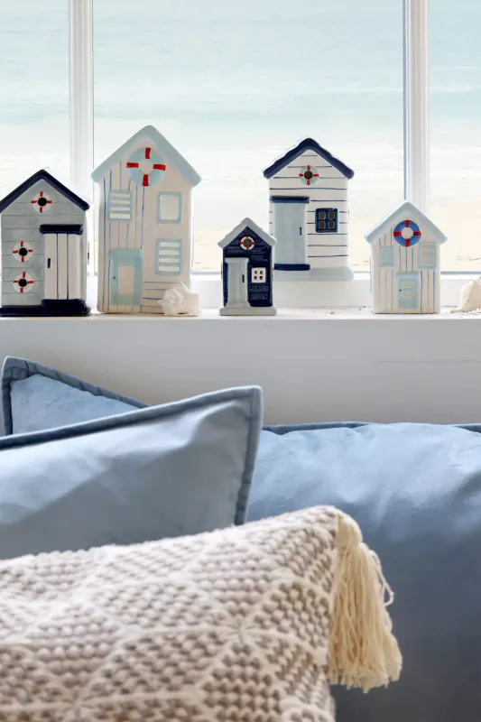 Strandhus i keramikk – håndmalt dekor
